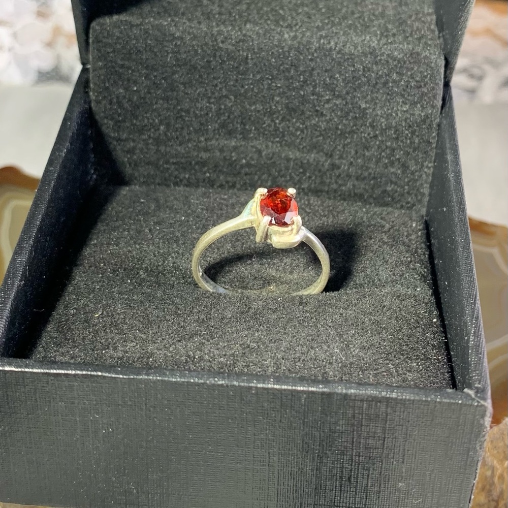 STERLING SILVER RED GARNET RING SIZE 6.5 - Picture 3 of 5